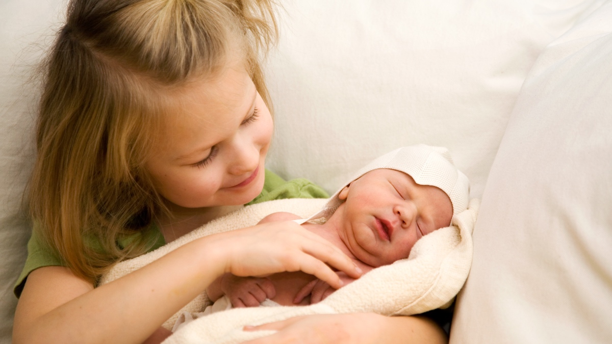 Ein Mädchen und ein Baby.