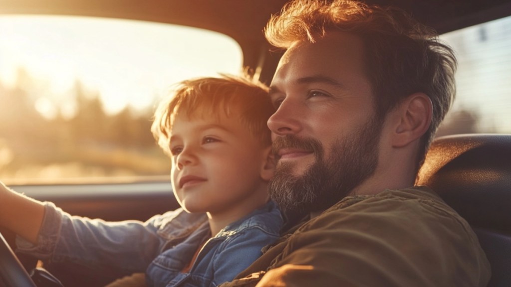 Ein Vater und sein Sohn fahren Auto.