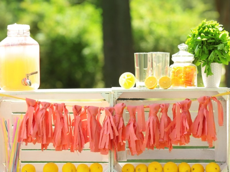 Hölzerner Limonadenstand im Park.