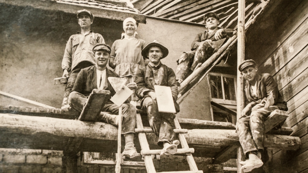 Lettland - ca. 1920er Jahre: Foto von Bauarbeitern auf der Baustelle. Sie sitzen auf einem Baugerüst.