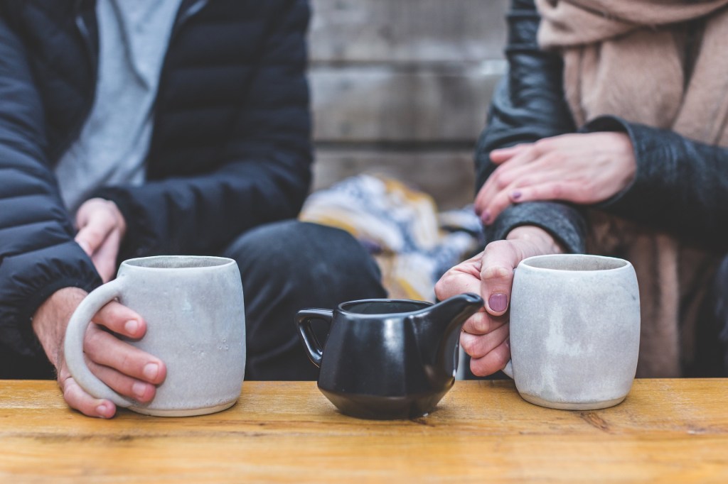 Ein Paar beim ersten Date trinkt zusammen einen Kaffee.