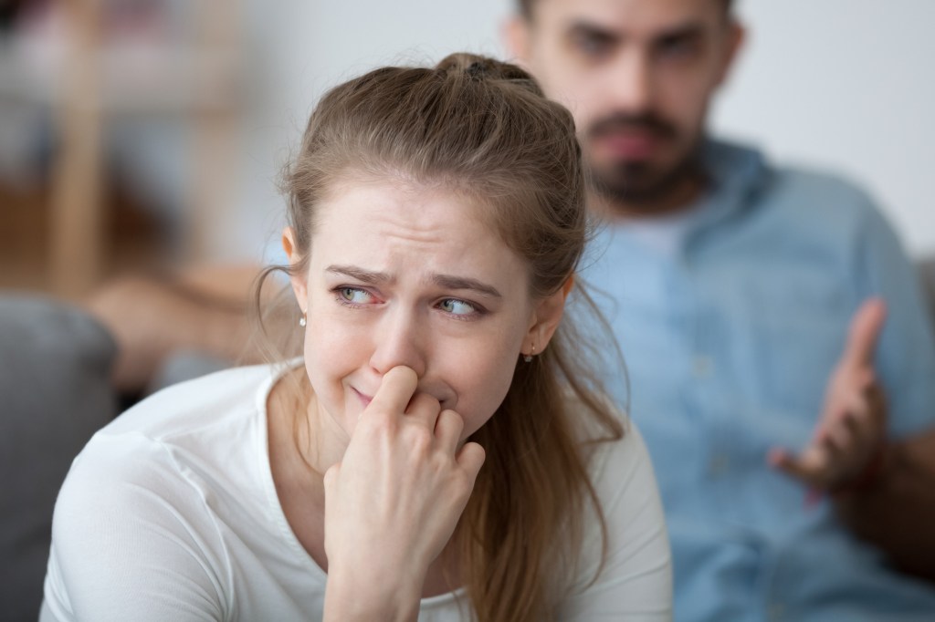 Gestresste Frau, die weint und sich deprimiert fühlt.