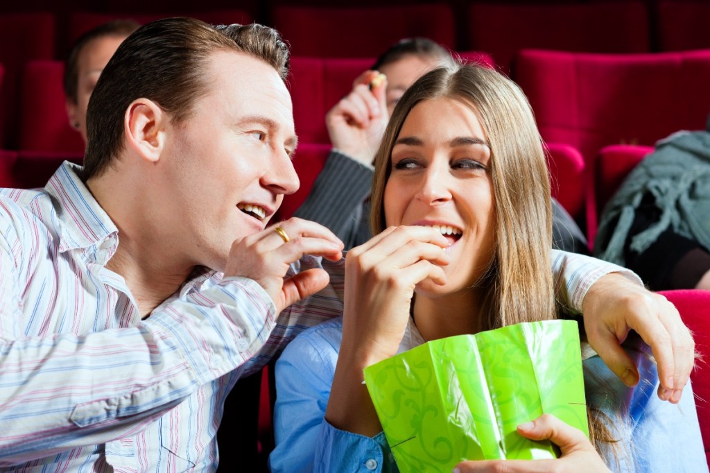 Ein Mann und eine Frau bei einem Date im Kino.