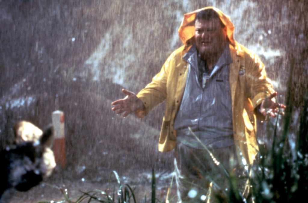 Der Schauspieler Wayne Knight am Set von Jurassic Park in einer Regen-Szene.