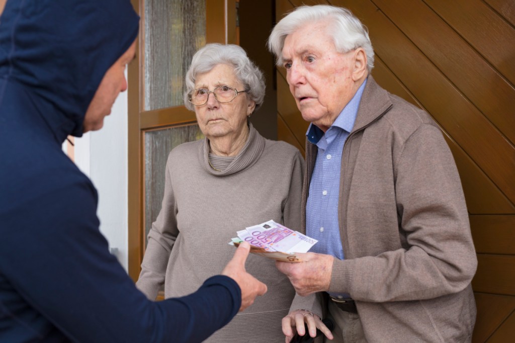 Zwei Rentner geben einem Enkeltrick-Betrüger Geld an der Haustür.