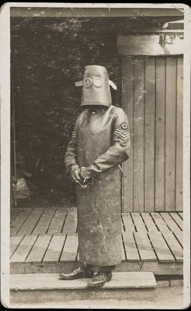 Ein Schwarzweiß-Foto einer Radiologin mit einem Topf auf dem Kopf, 1918.