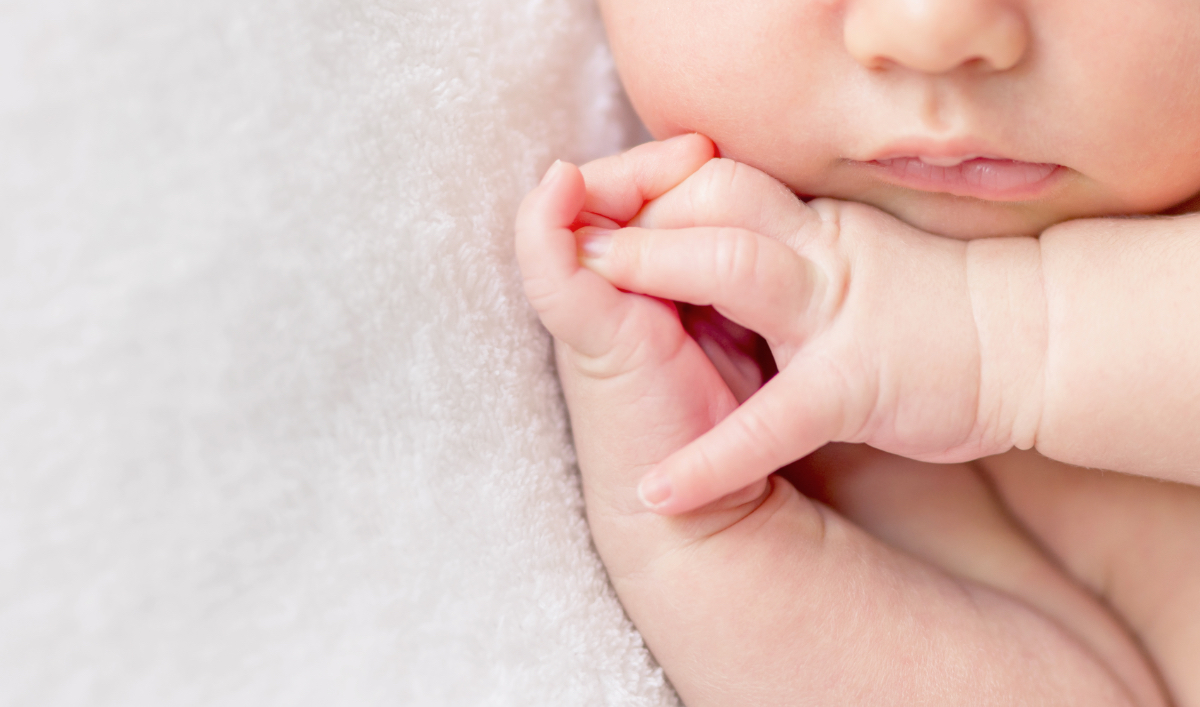 Ein Baby auf einer Decke.