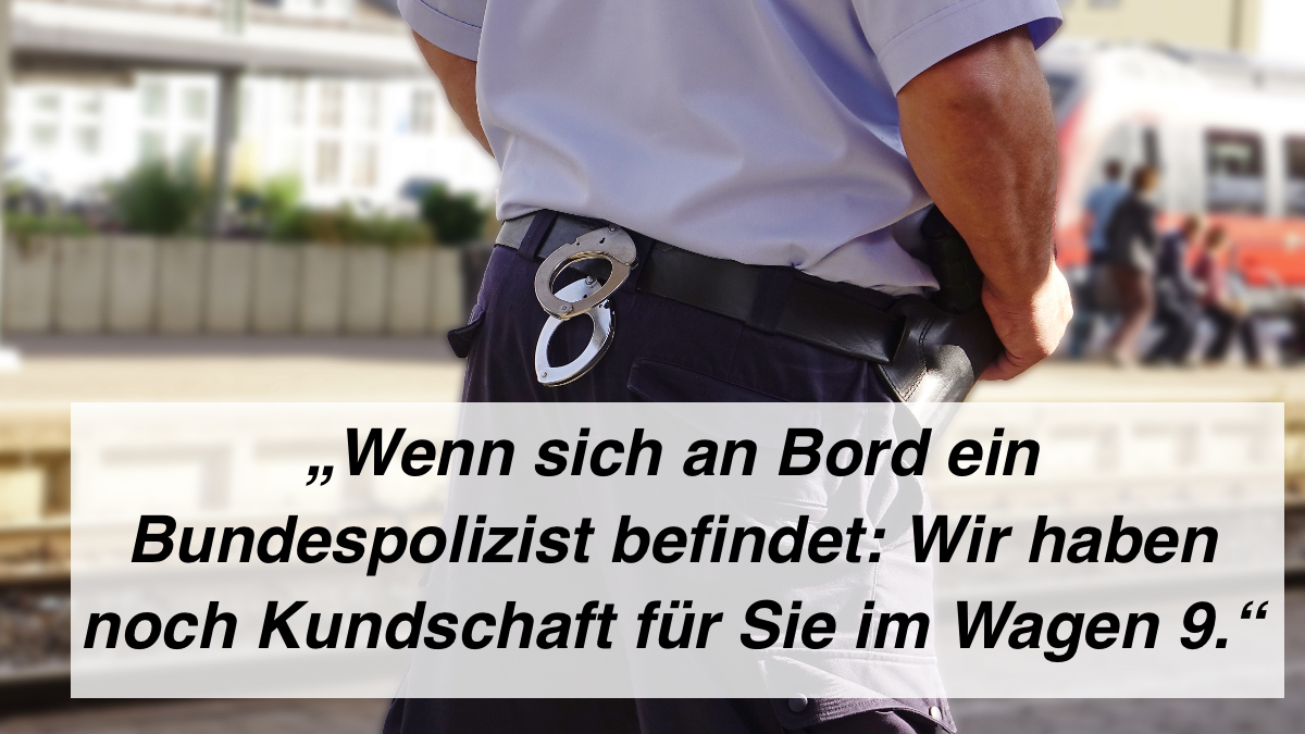 Ein Polizist mit Handschellen am Gürtel patrouilliert an einem Bahnhof.