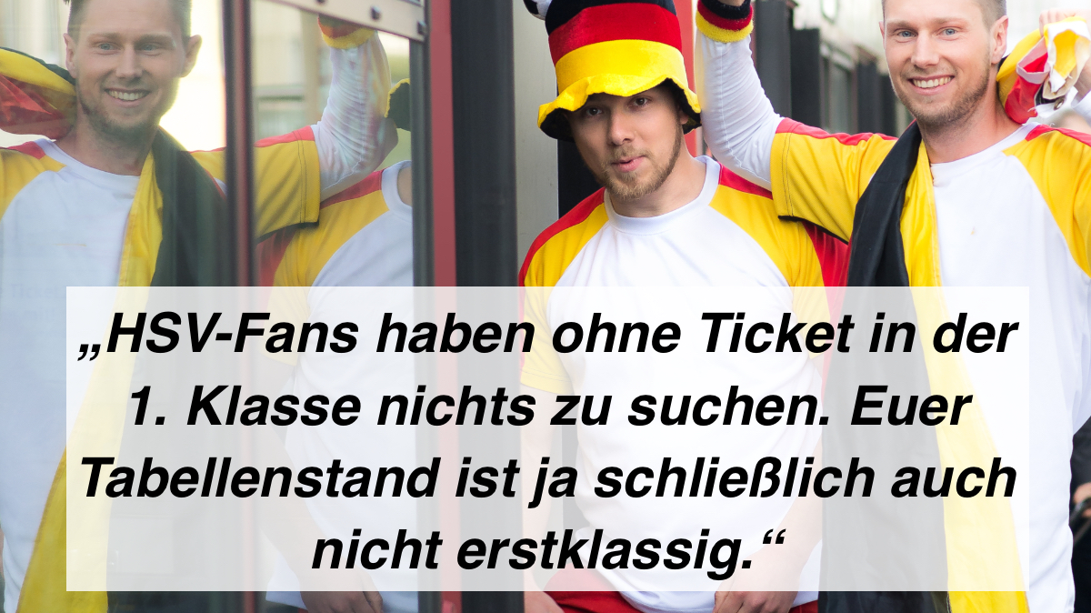 Zwei Fußballfans mit Deutschland-Trikot steigen in einen Zug ein.