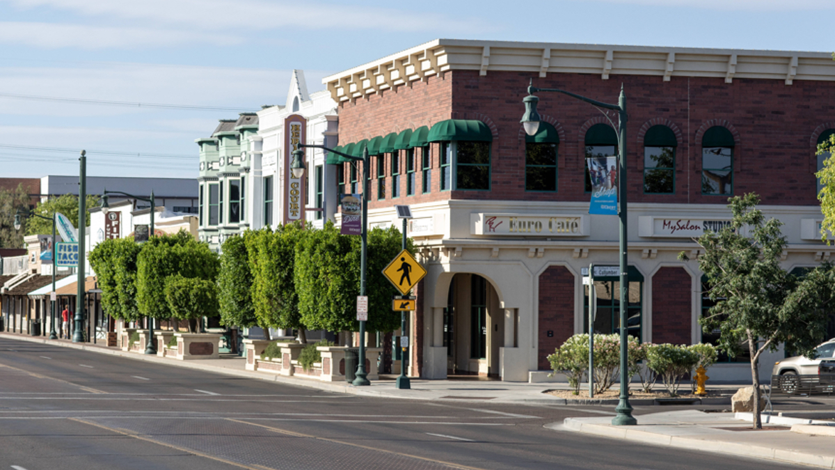 Die HauptstraÃŸe der Kleinstadt Gilbert in Arizona.