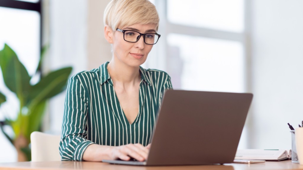 Büromanagerin arbeitet am Laptop.